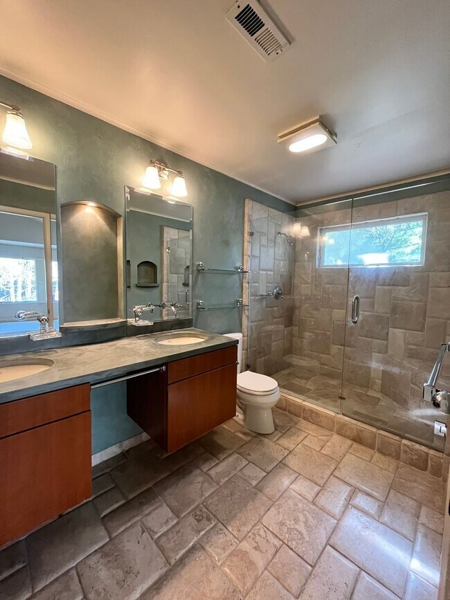 Building Photo - Gorgeous 3 Bedroom 2  Bathroom Home Walkin...