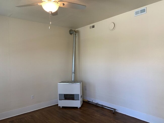 Building Photo - Adorable downtown Grass Valley Bungalow