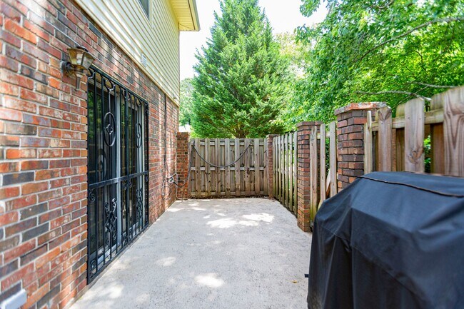 Building Photo - 2bd Townhome in the Heart of Tucker