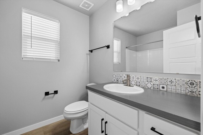 Building Photo - 3 bed, 3 bath with over 2000 sq ft!