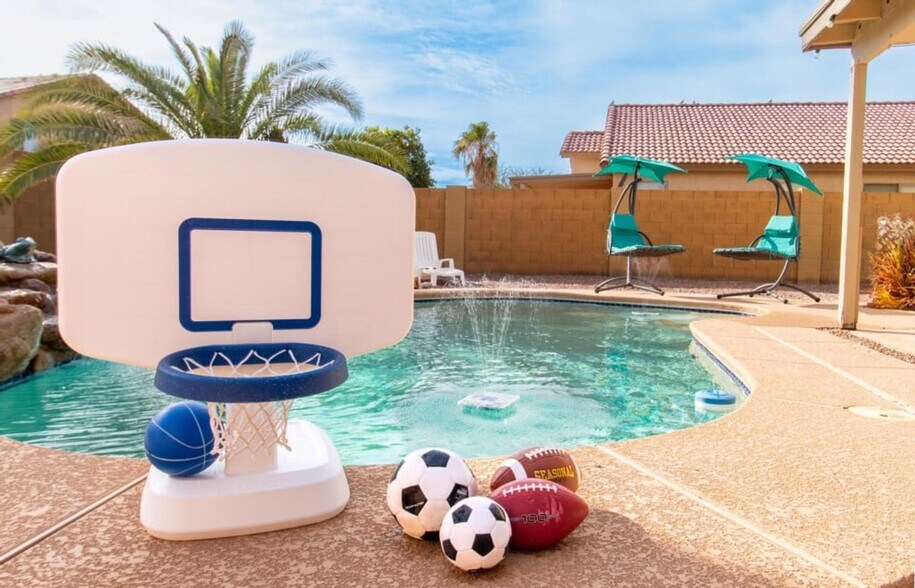 Building Photo - 1387 E 10th Pl