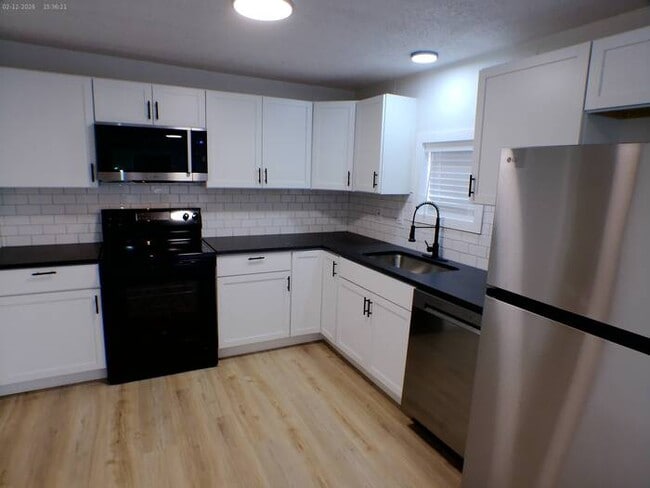 Building Photo - Lovely 3 bedrooms and 2 full baths ranch home located off Antioch Rd on W 81st St in Overland Park