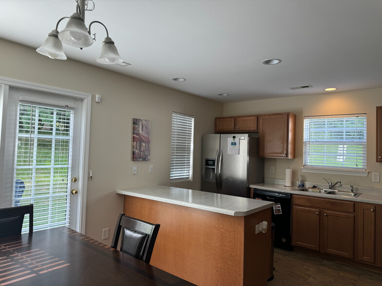 Building Photo - Room in Townhome on Averette Hill Dr