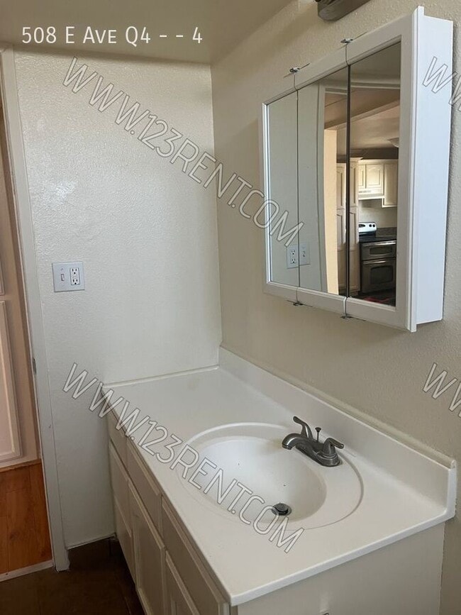 Building Photo - 508 E Ave Q4