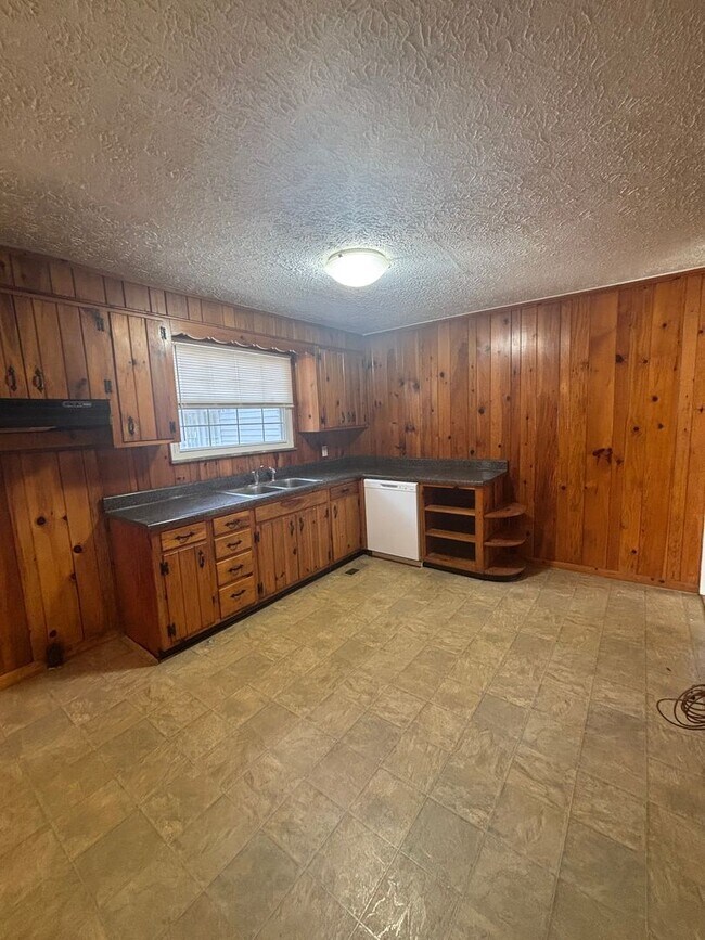 Building Photo - Updated 3bd/2bth home with Remodeled Maste...