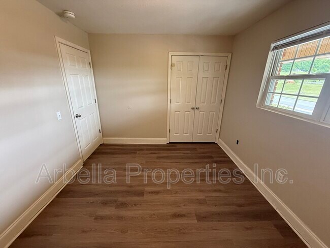 Building Photo - 133 Walker St