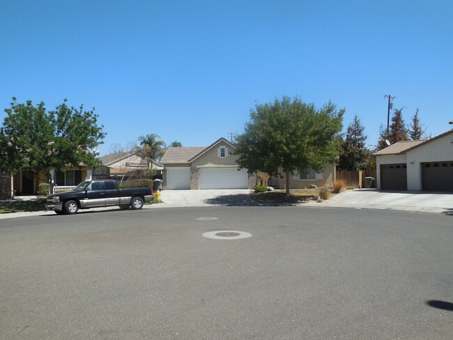 Building Photo - North Merced: Spacious end of cul-de-sac 4...