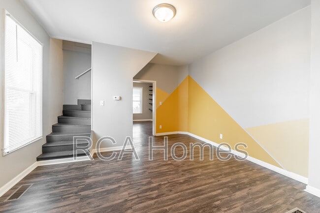 Building Photo - 1011 E Legrande Ave