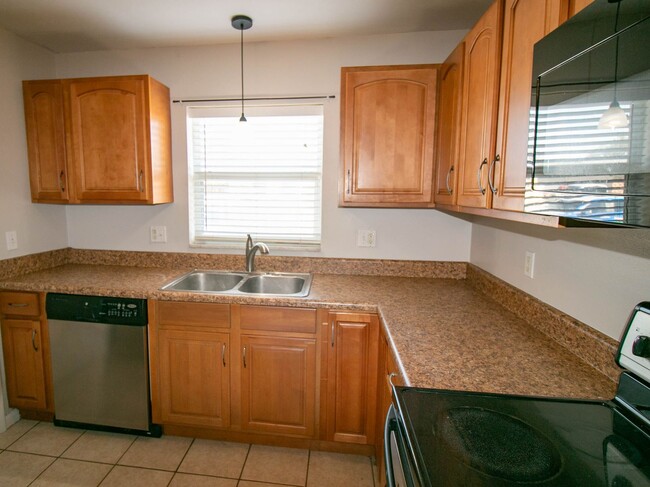 Building Photo - Fantastic 2 bedroom home all tile floors a...