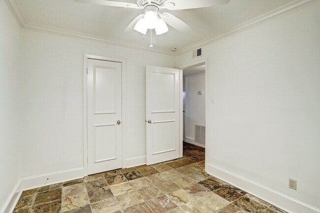 Building Photo - 2418 Mimosa Dr