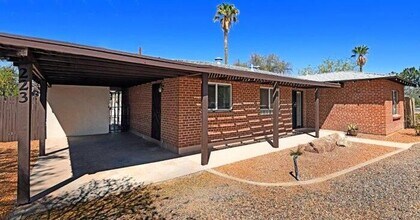 Building Photo - Charming Sam Hughes Brick Home with large ...