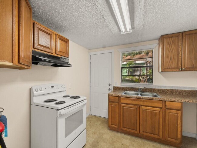 Building Photo - 3370 45th Pl