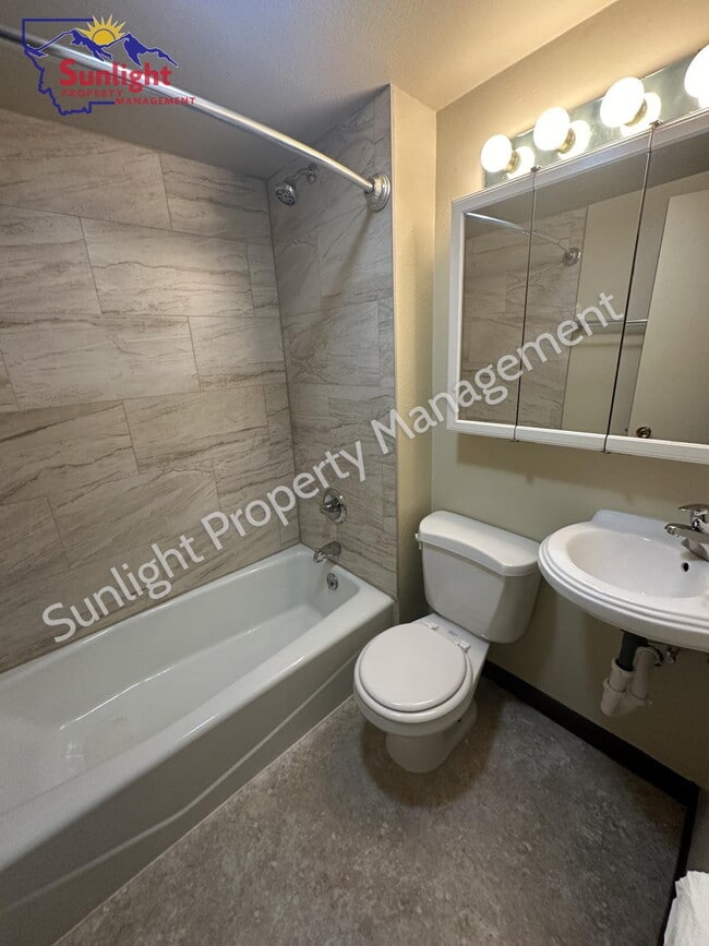 Building Photo - 302 E 1st St