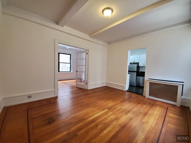 Building Photo - 140 W 55th St