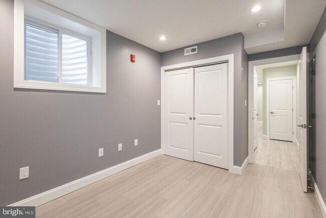 Building Photo - 3030 W Girard Ave