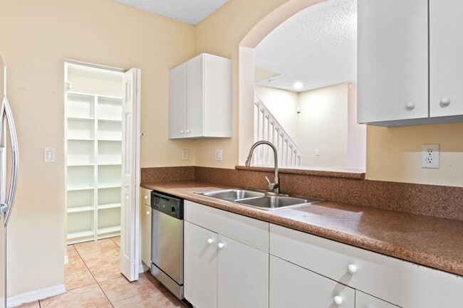 Building Photo - Spacious 3-bedroom, 3-bathroom home