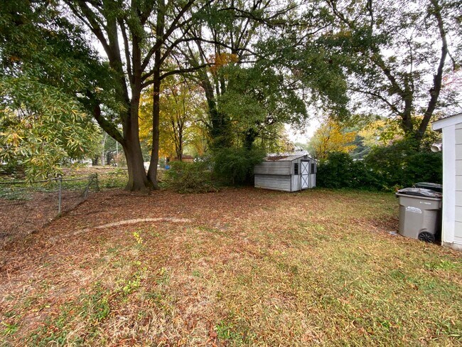 Building Photo - 1404 Rosewood Ln