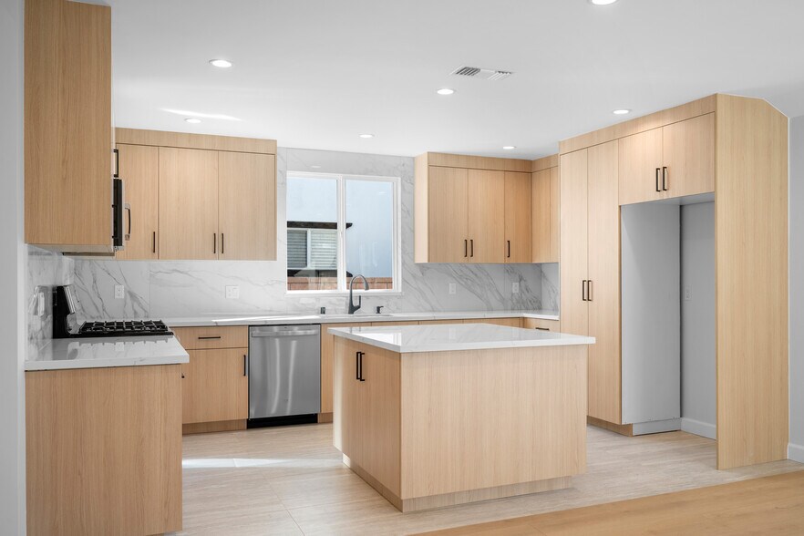 Building Photo - 16057 Knapp St