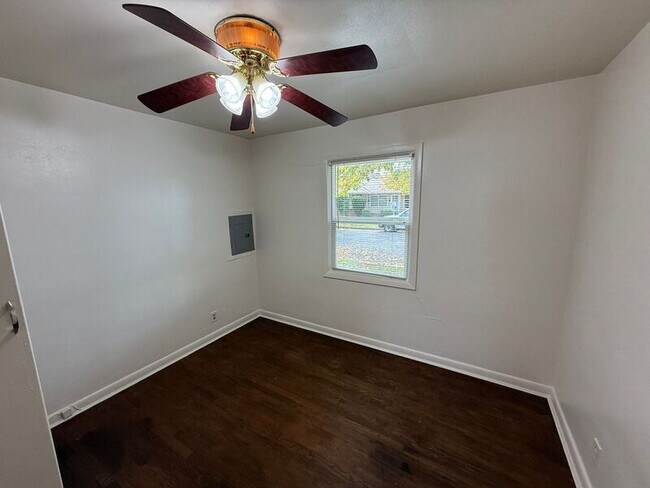 Building Photo - 392 17th St SE