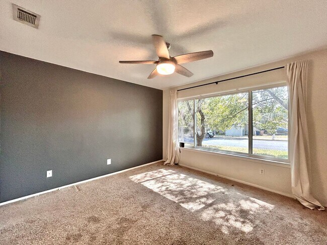 Building Photo - Cozy 3-Bedroom, 2-Bath Home with Covered D...
