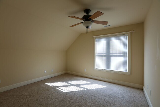 Building Photo - Gorgeous Three Bedroom Home!