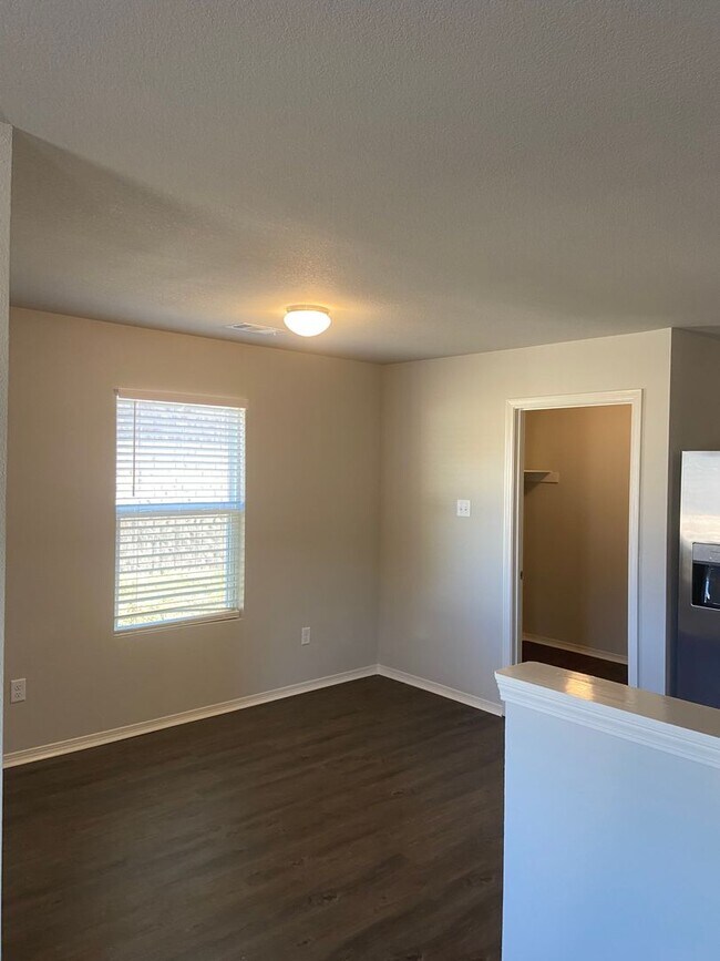 Building Photo - Pre-Leasing Now: Comfortable 3-Bedroom, 2-Bath Duplex in Fairview Haven