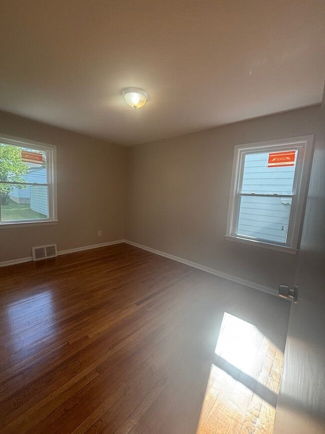 Building Photo - Update 3 Bed - Single Family