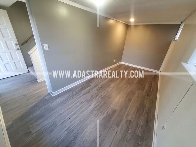 Building Photo - Very Nice Overland Park Duplex-Available in APRIL!!