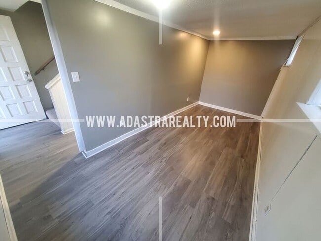 Building Photo - Very Nice Overland Park Duplex-Available NOW!!