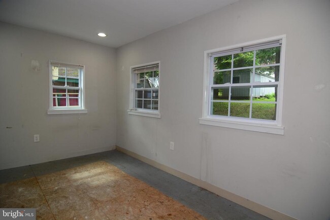 Building Photo - 10647 Maple St