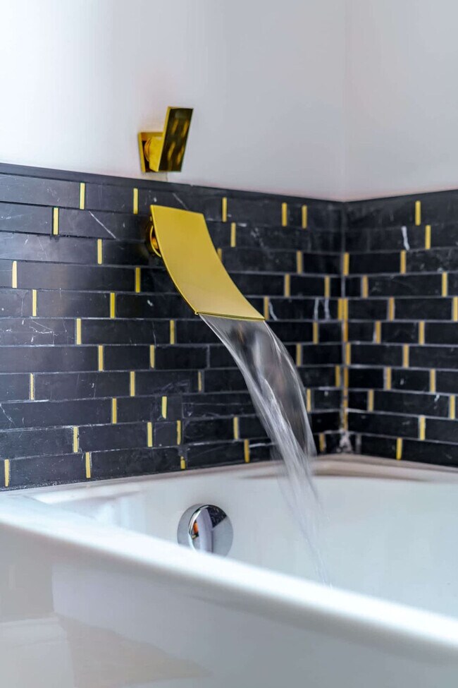 Building Photo - 98 Brickel St