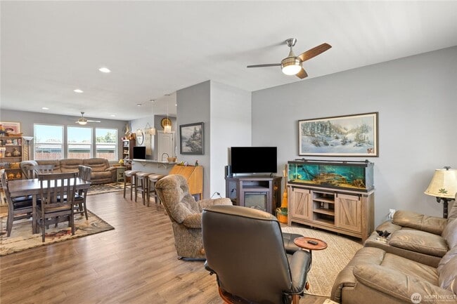 Building Photo - Like-New 3 bed 2 bath w/ Garage