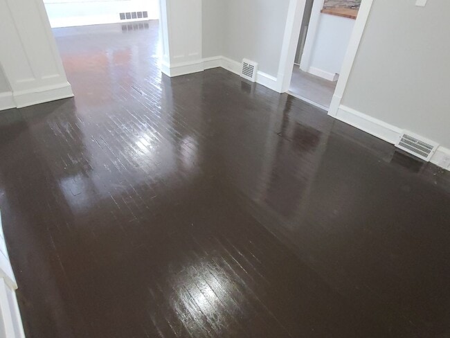 Building Photo - Single Family Home 4 Bedroom and 1 Bath Fo...