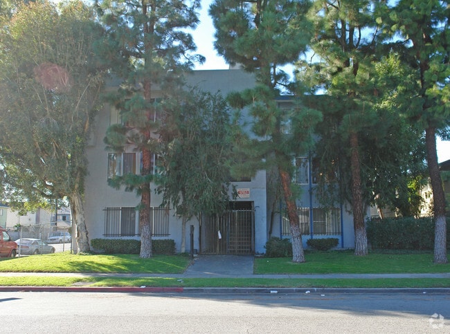 Building Photo - 1555 S St Andrews