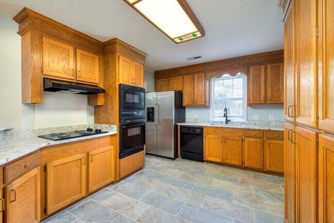 Building Photo - 15 Killarney Ln