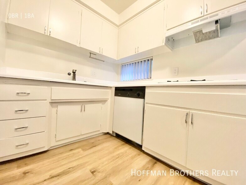 Building Photo - 1140 N Clark St