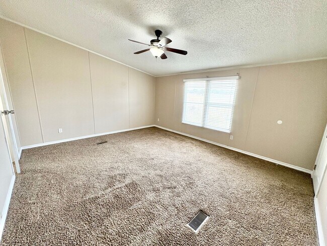 Building Photo - *AVAILABLE NOW* An absolute must see!  5 bedrooms, 3 baths in Burnet, TX.