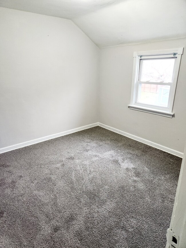 Building Photo - 1128 Shadycrest Dr