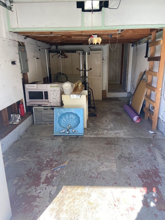 Building Photo - 253 Holly Ave