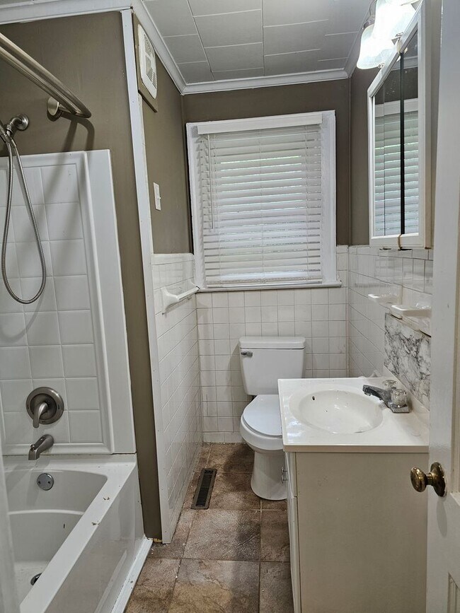 Building Photo - Charming 2 Bedroom Apartment located Minutes Outside of Downtown Sanford