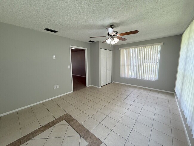 Building Photo - "Charming 3-Bed Oasis with 2 Full Baths in...