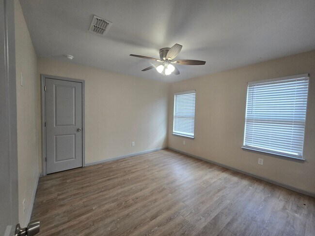 Building Photo - Spacious 3/2/2 Home with Modern Finishes a...