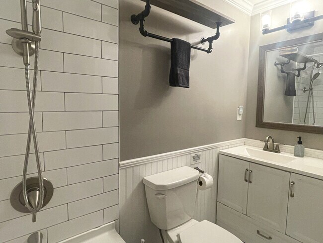 Building Photo - 11501-11505 5 Cedars Rd