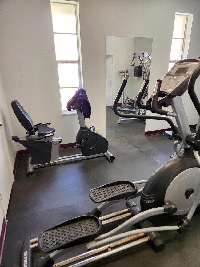 Building Photo - 600 Village Green Ct