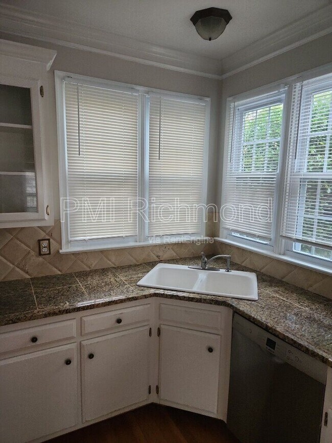 Building Photo - 6004 Manor Park Terrace