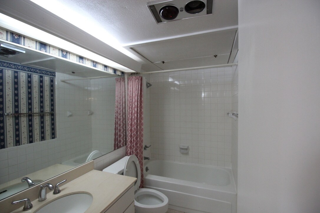 Building Photo - 8401 N New Braunfels Ave