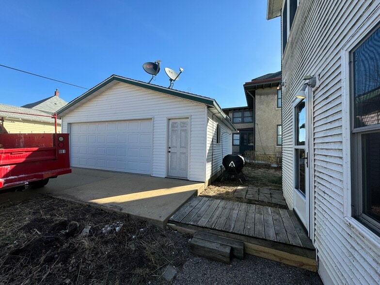 Garage - 951 Oxford St