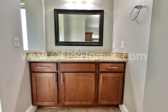 Building Photo - South Crestview 4/3 Available NOW!