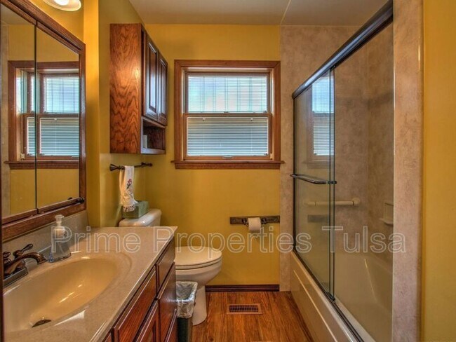 Building Photo - 156 E 57th Pl