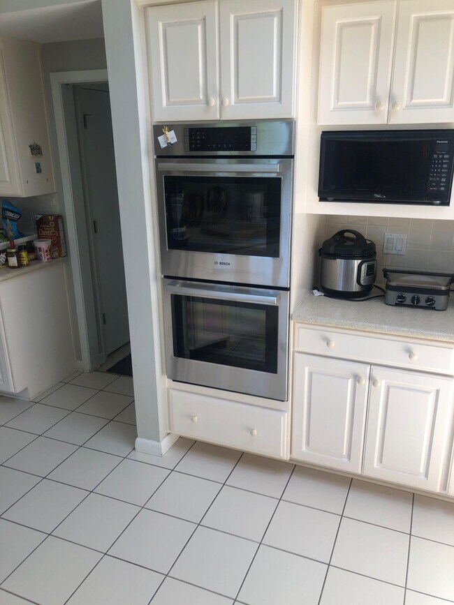 Building Photo - 1548 Glenlake Cir